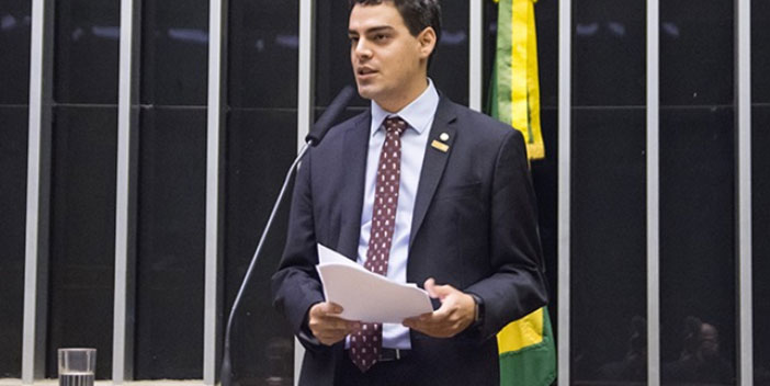Deputado do Novo quer fim de diploma e regulamentação de 106 profissões